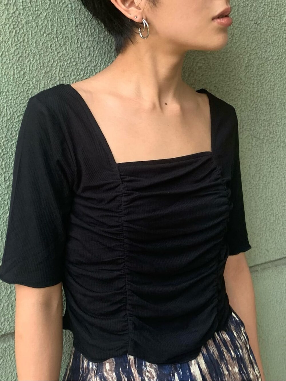 ブラック系のサンダル、その他のその他パンツ、ブラック系のTシャツ/カットソーを着用したレディースの夏コーディネートの4枚目の写真