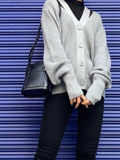 ブラック系のサンダル、ブラック系のデニムパンツ、グリーン系のカーディガン/ボレロを着用したレディースの冬コーディネートの2枚目の写真