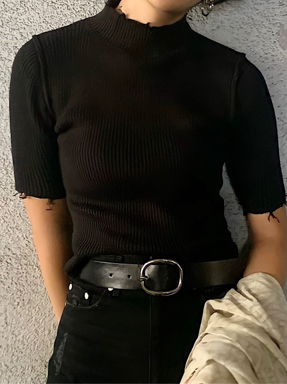 その他のシャツ/ブラウス、ブラック系のニット/セーター、ブラック系のデニムパンツを着用したレディースの夏コーディネートの5枚目の写真