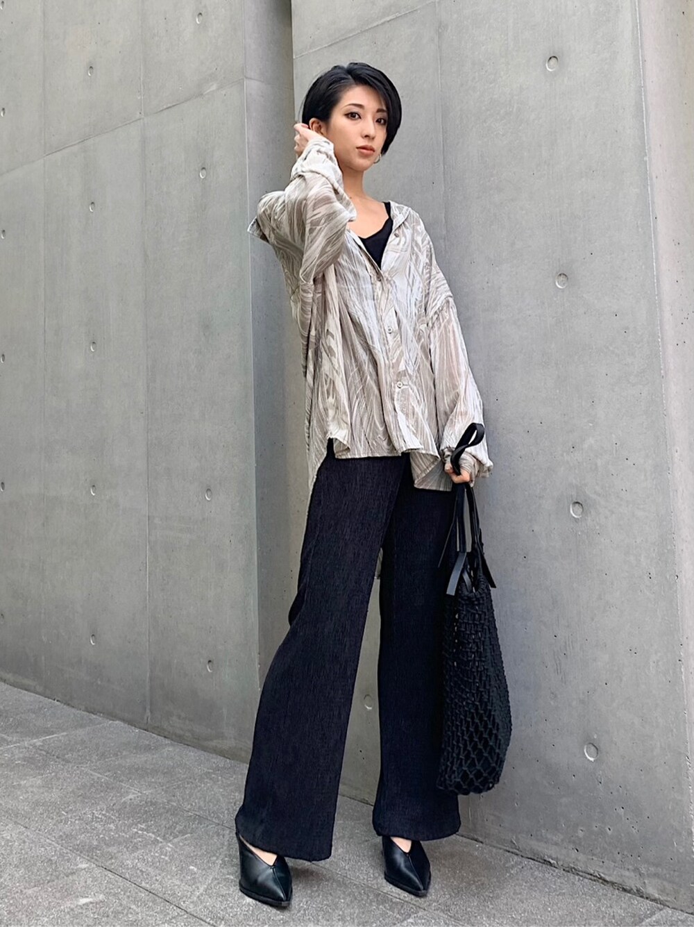 ブラック系のサンダル、ベージュ系のシャツ/ブラウス、ブラック系のその他パンツを着用したレディースの春コーディネートの2枚目の写真