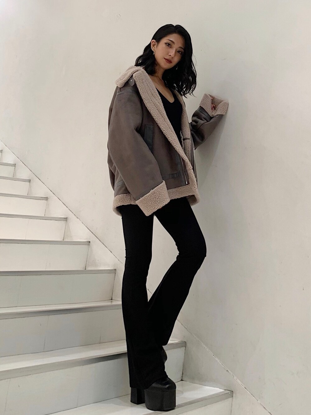 ブラック系のその他パンツを着用したレディースの秋コーディネートの2枚目の写真