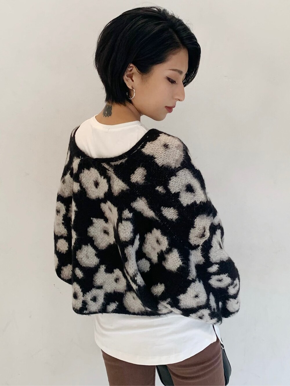 ブラウン系のデニムパンツを着用したレディースの冬コーディネートの6枚目の写真