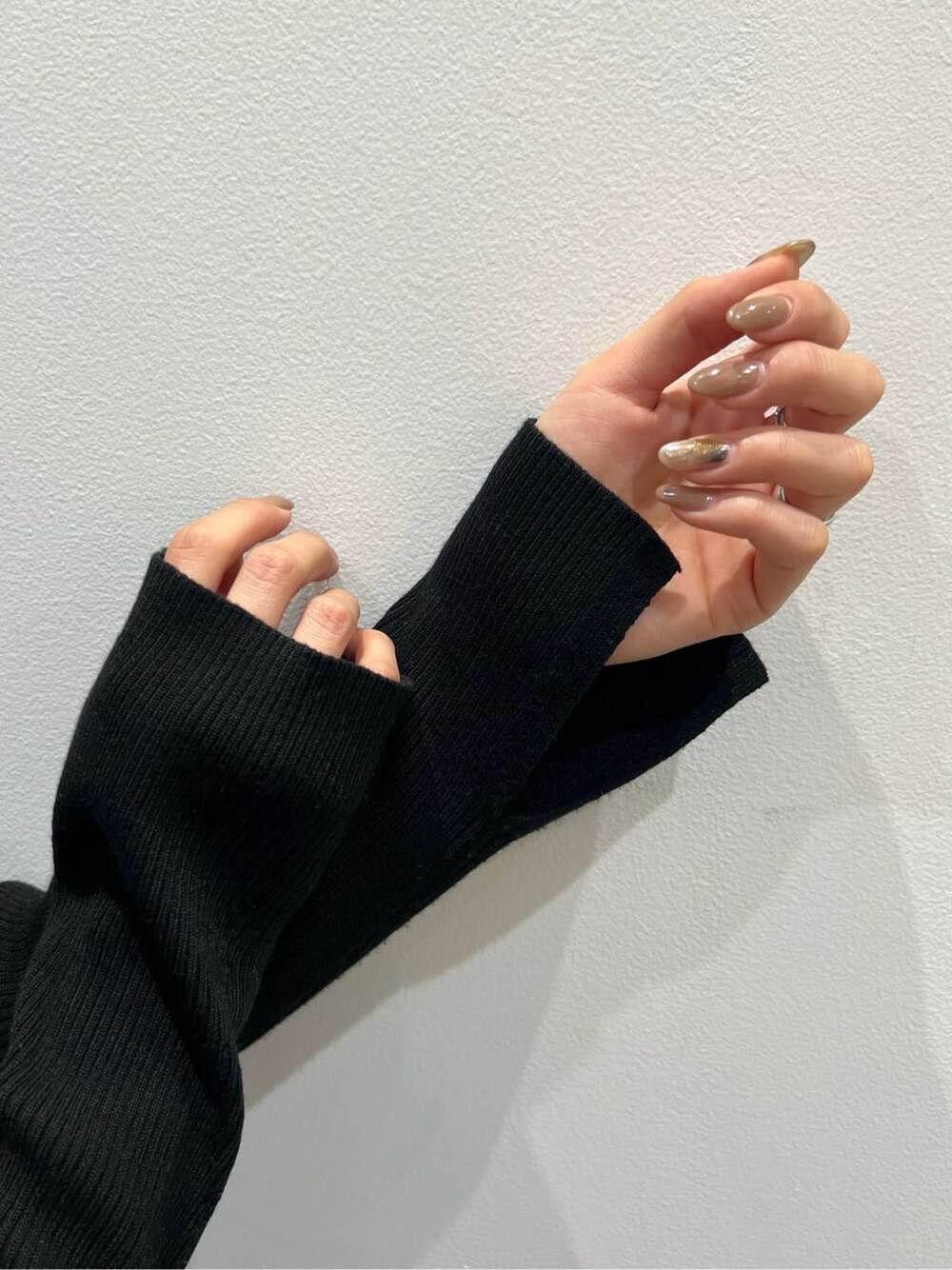 ブラック系のワンピース、ブラック系のブーツ、グレー系のブルゾンを着用したレディースの冬コーディネートの5枚目の写真