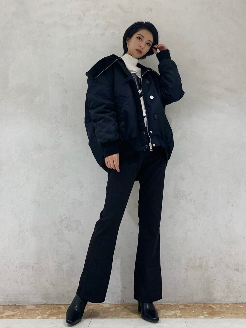 ブラック系のブルゾン、ブラック系のその他パンツを着用したレディースの冬コーディネートの2枚目の写真