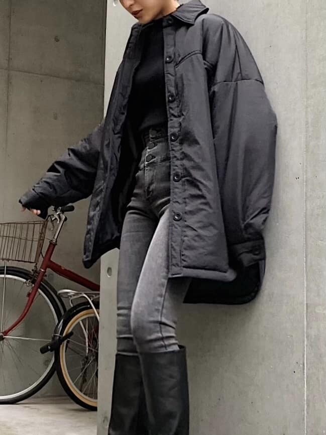 ブラック系のブルゾン、ブラック系のブーツを着用したレディースの秋コーディネートの3枚目の写真