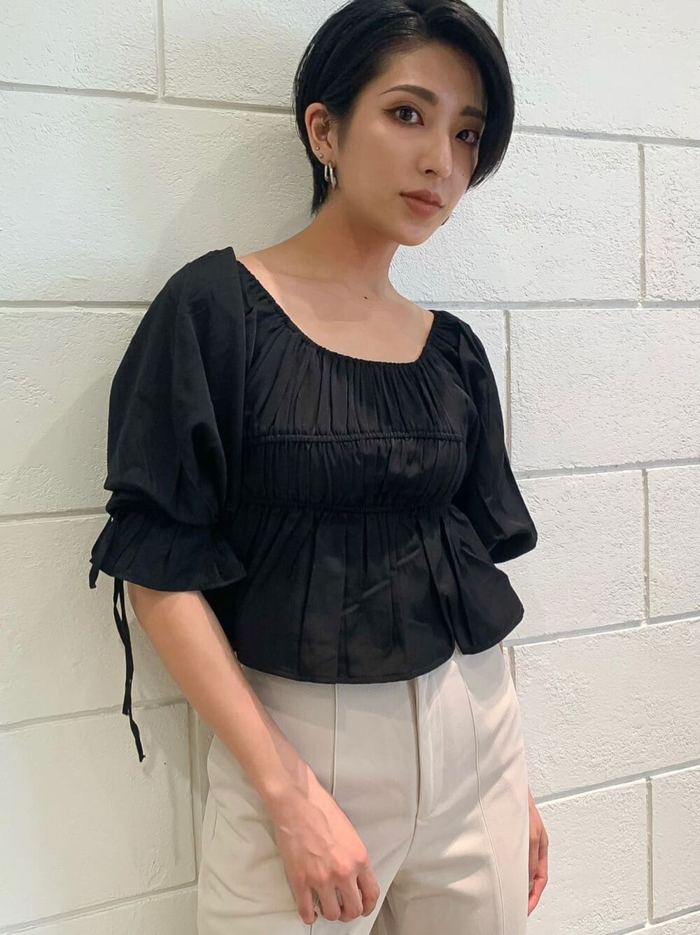 その他のその他シューズ、ブラック系のシャツ/ブラウスを着用したレディースの夏コーディネートの2枚目の写真