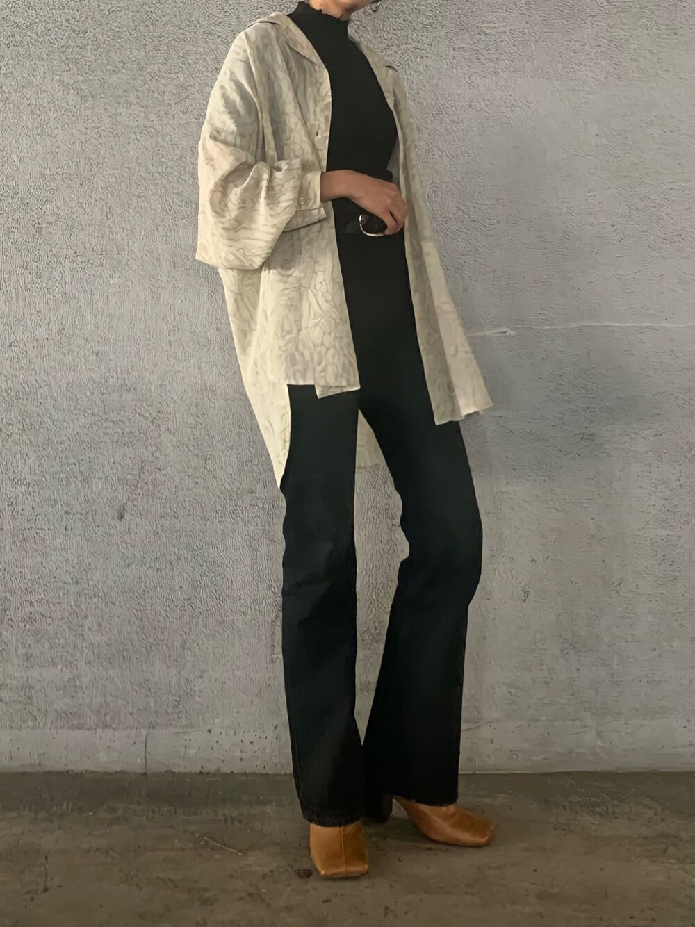 その他のシャツ/ブラウス、ブラック系のニット/セーター、ブラック系のデニムパンツを着用したレディースの夏コーディネートの3枚目の写真