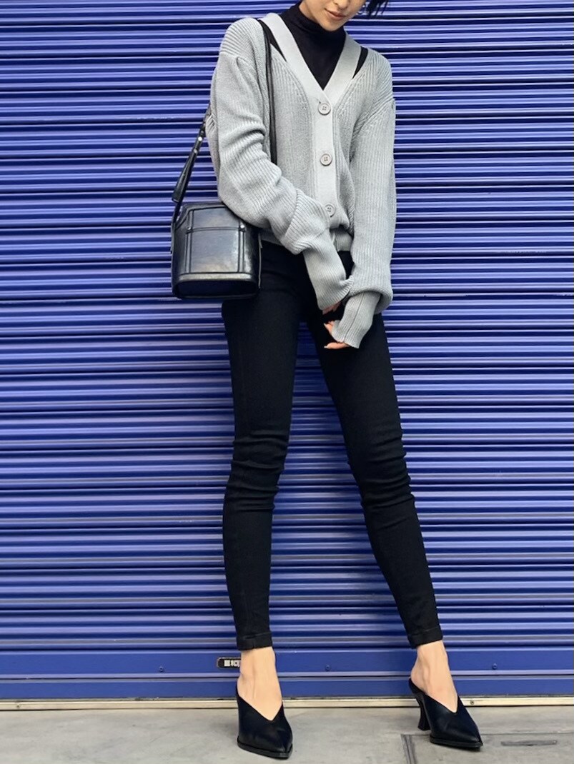 ブラック系のサンダル、ブラック系のデニムパンツ、グリーン系のカーディガン/ボレロを着用したレディースの冬コーディネートの3枚目の写真