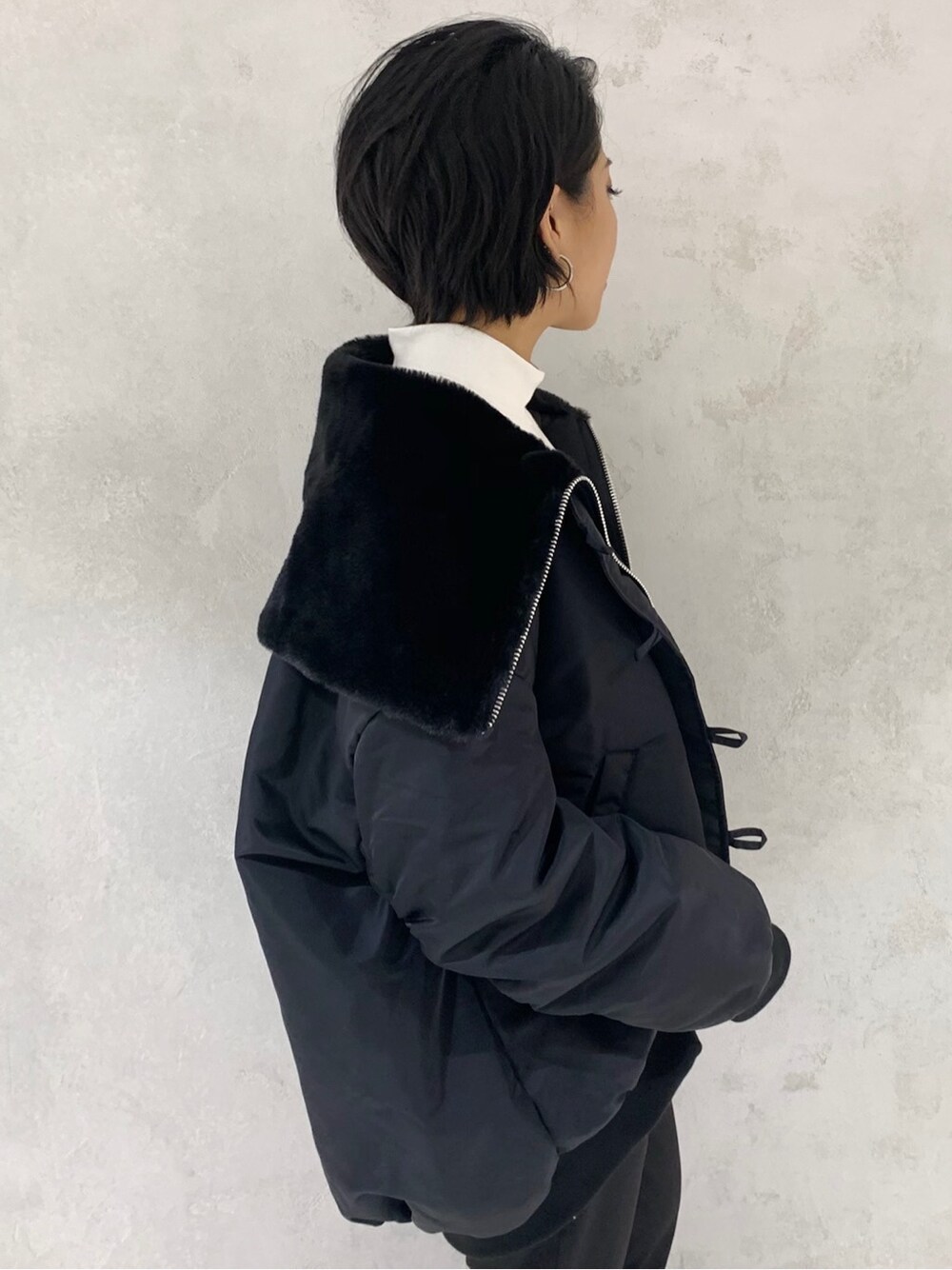 ブラック系のブルゾン、ブラック系のその他パンツを着用したレディースの冬コーディネートの3枚目の写真