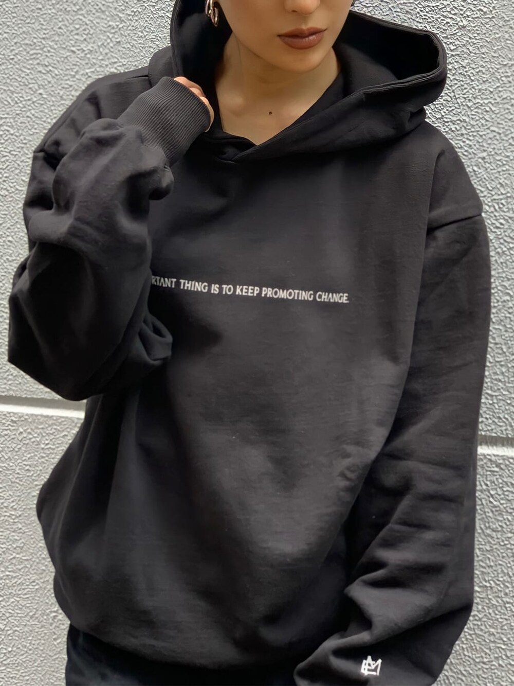 ブラック系のスカート、ブラウン系のブーツを着用したレディースの夏コーディネートの6枚目の写真