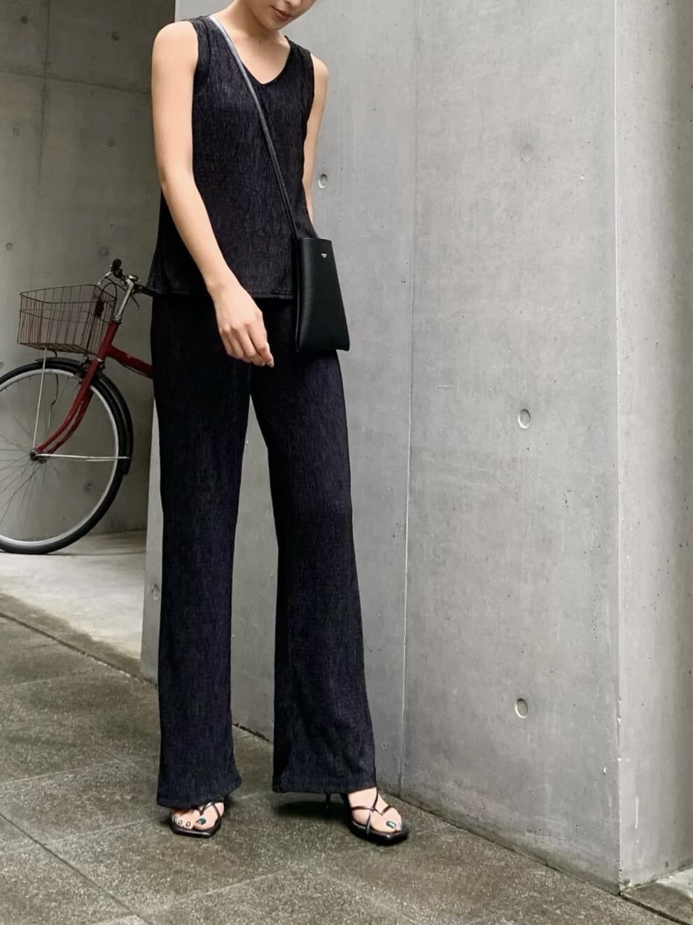 ブラック系のその他パンツ、ブラック系のタンクトップを着用したレディースの夏コーディネートの2枚目の写真