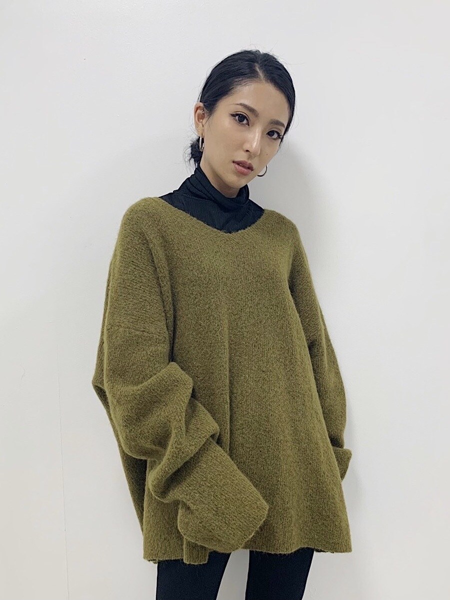 ベージュ系のニット/セーターを着用したレディースの秋コーディネートの3枚目の写真