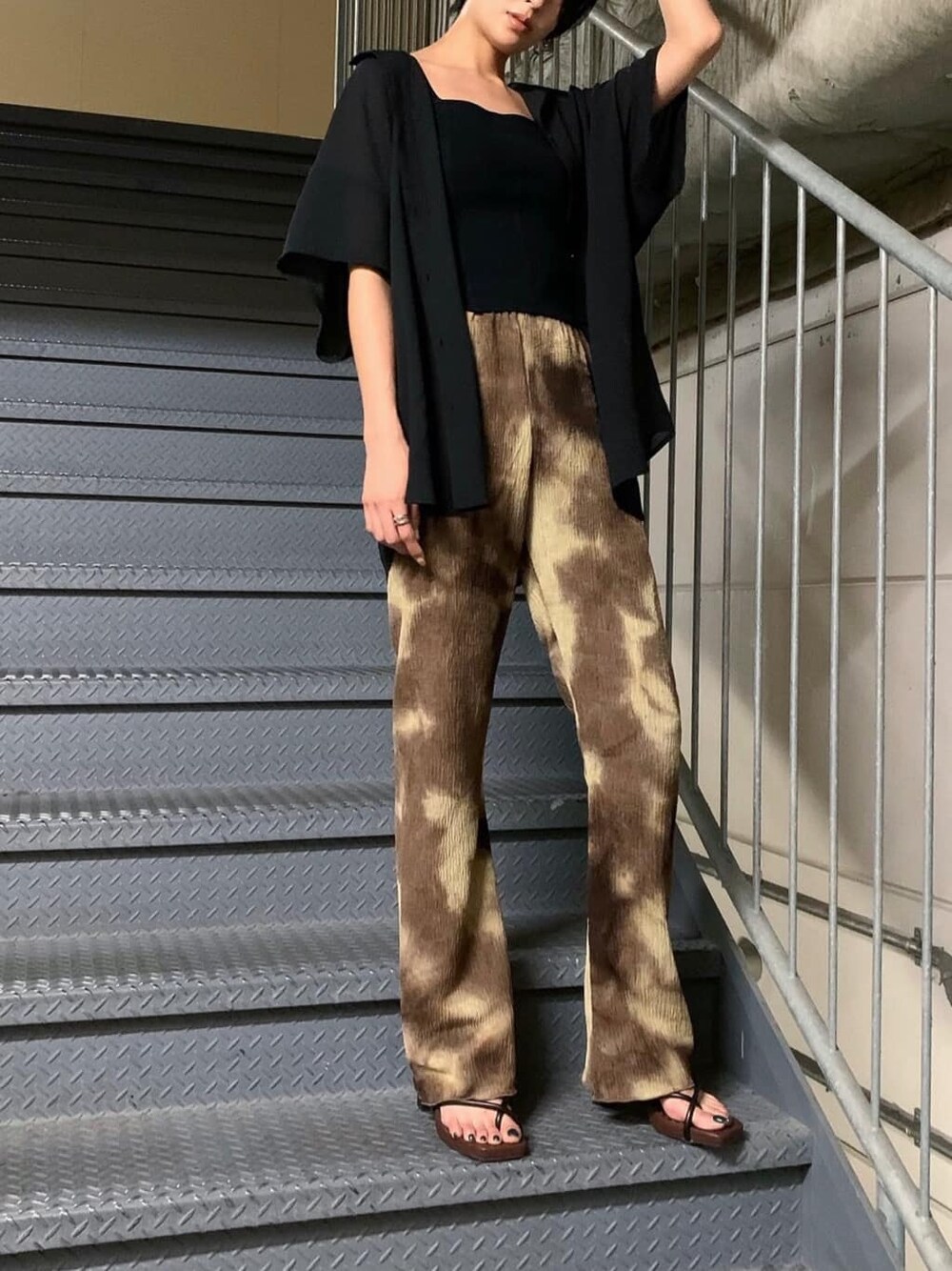 その他のその他パンツ、ブラック系のサンダル、ブラック系のタンクトップを着用したレディースの夏コーディネートの3枚目の写真