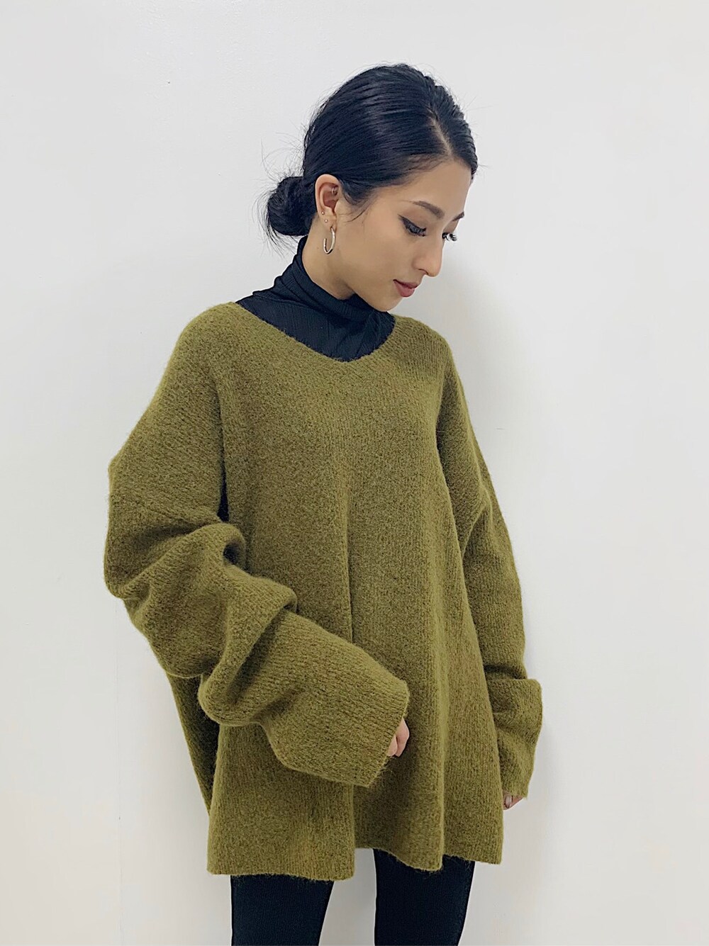 ベージュ系のニット/セーターを着用したレディースの秋コーディネートの4枚目の写真