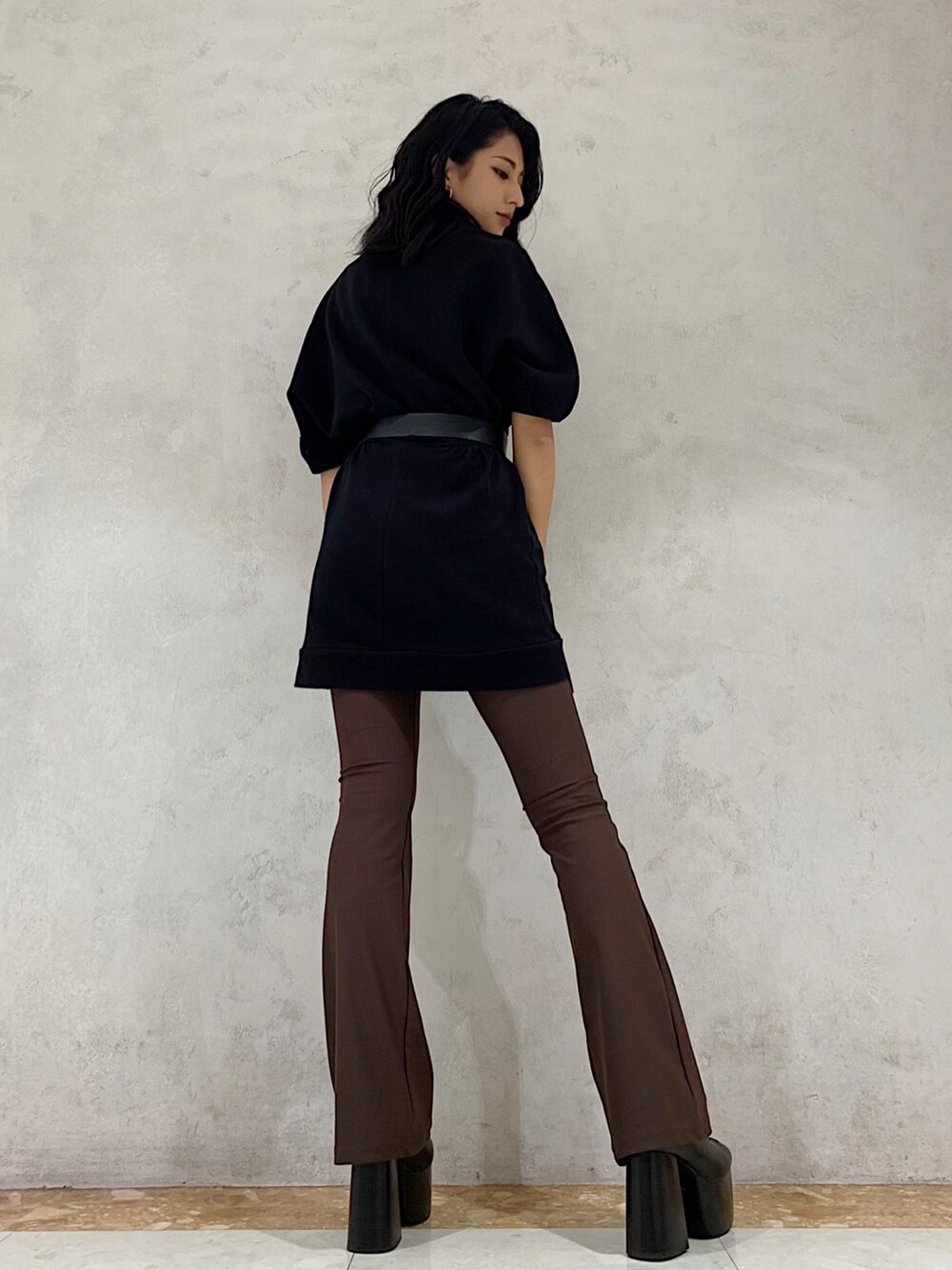 ブラック系のワンピース、ブラウン系のその他パンツを着用したレディースの秋コーディネートの2枚目の写真