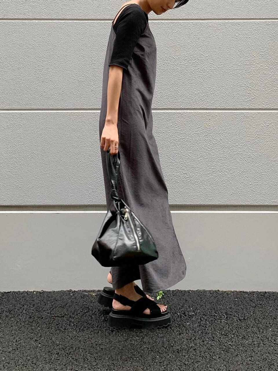 ブラック系のワンピース、ブラック系のサンダル、ブラック系のTシャツ/カットソーを着用したレディースの夏コーディネートの2枚目の写真