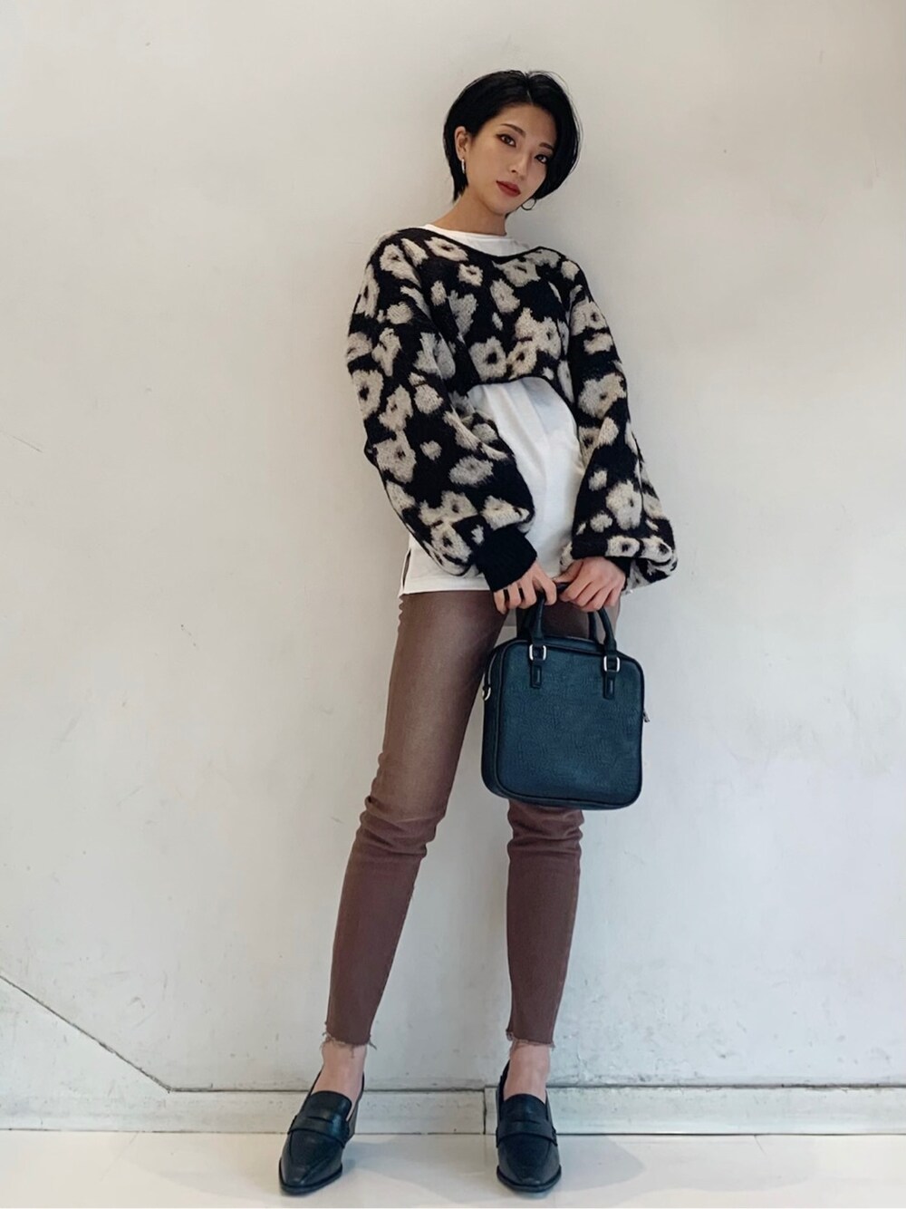 ブラウン系のデニムパンツを着用したレディースの冬コーディネートの2枚目の写真