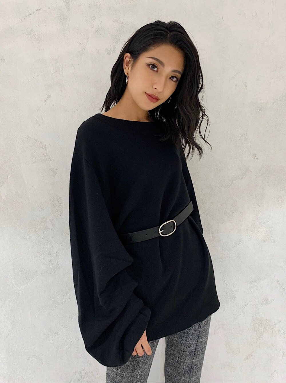 その他のその他パンツ、ブラック系のニット/セーター、ブラック系のベルトを着用したレディースの秋コーディネートの3枚目の写真