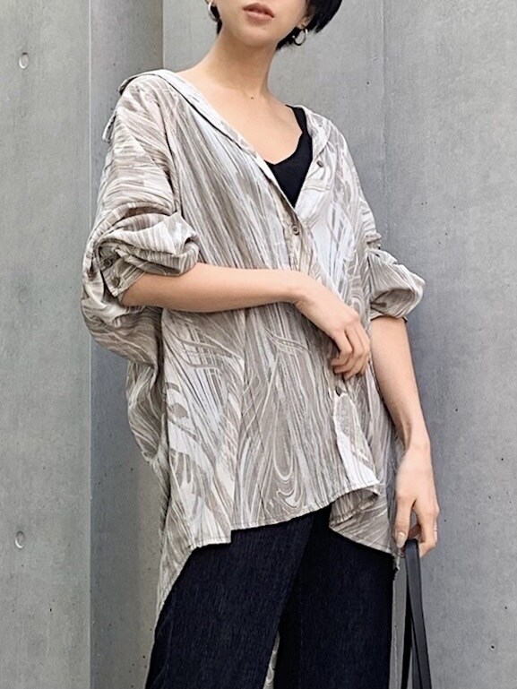 ブラック系のサンダル、ベージュ系のシャツ/ブラウス、ブラック系のその他パンツを着用したレディースの春コーディネートの4枚目の写真