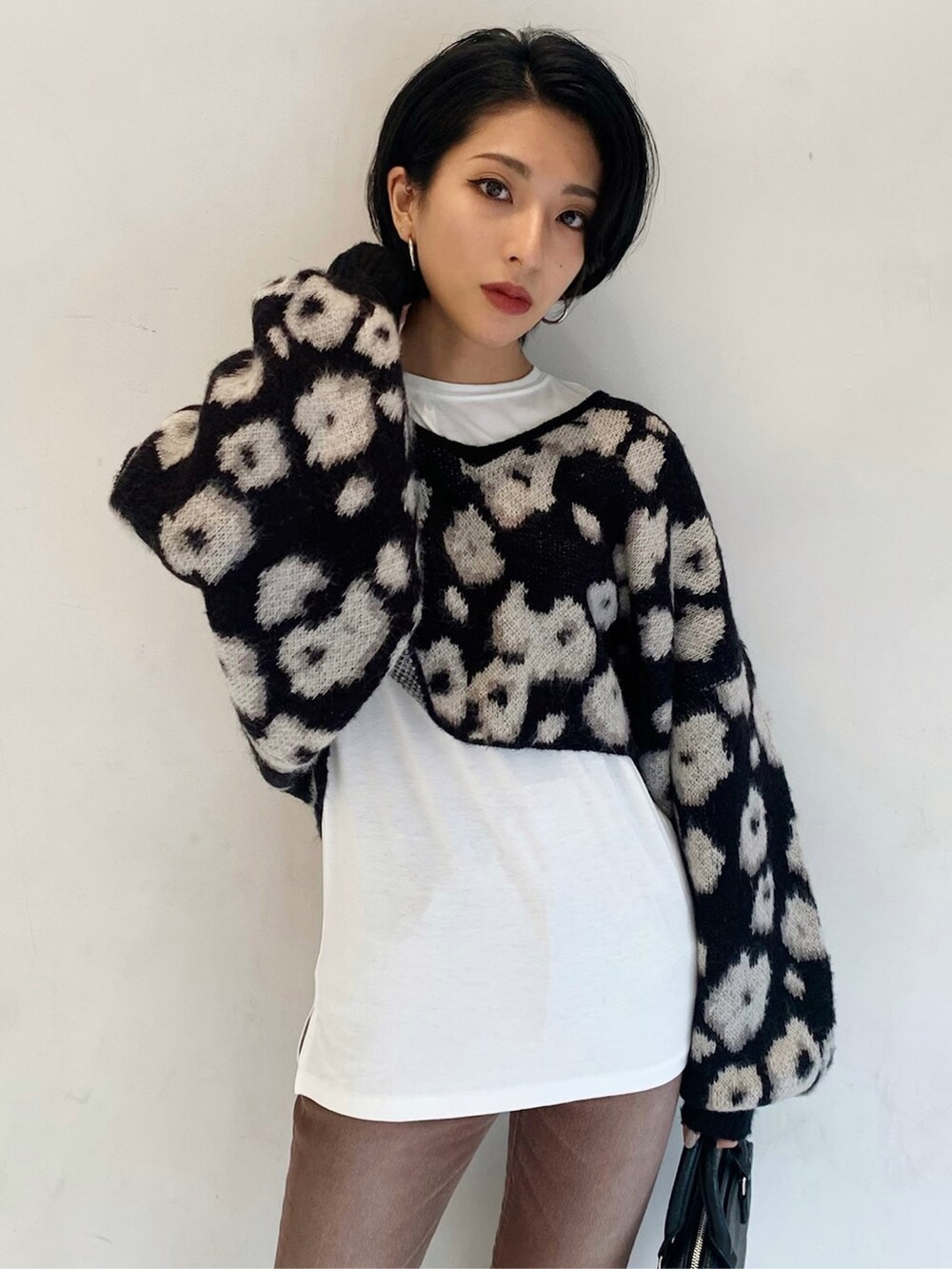 ブラウン系のデニムパンツを着用したレディースの冬コーディネートの4枚目の写真