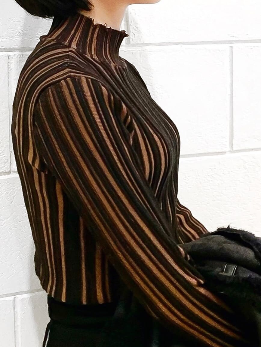 ブラック系のムートンコート、ブラック系のブーツ、ブラック系のデニムパンツを着用したレディースの冬コーディネートの2枚目の写真