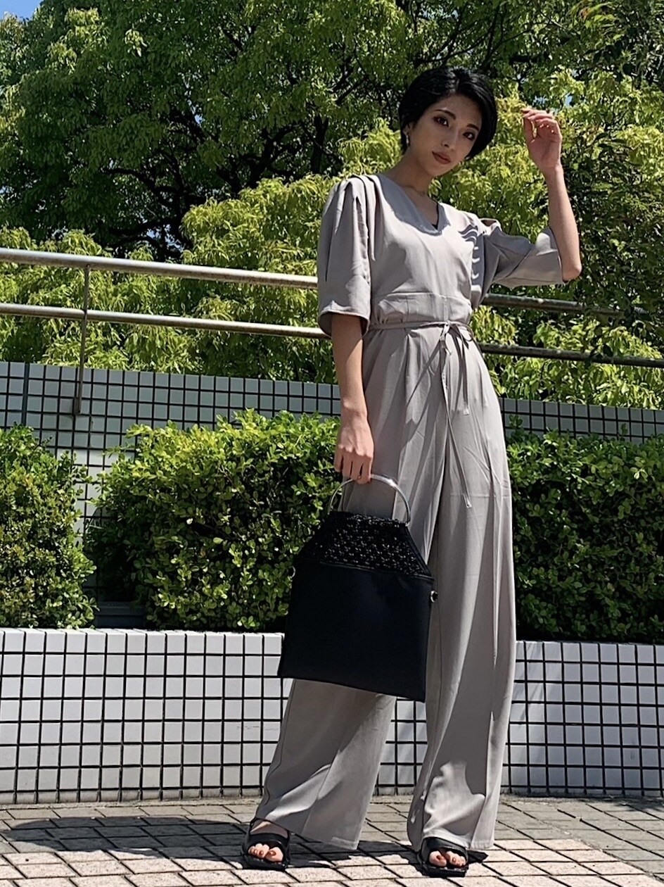 グレー系のつなぎ/オールインワン、ブラック系のサンダルを着用したレディースの春コーディネートの3枚目の写真