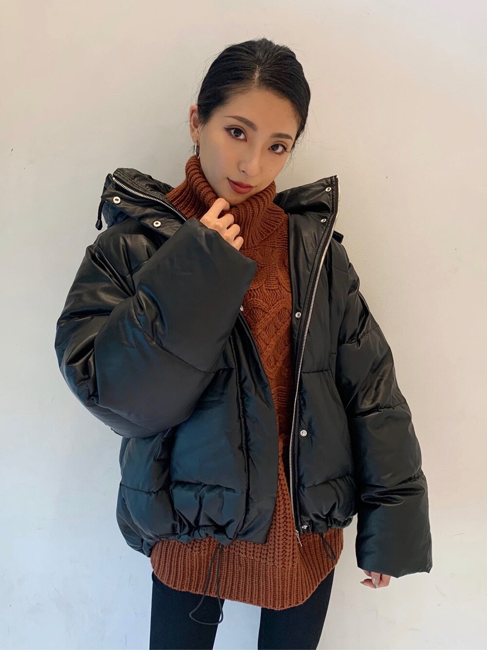 ブラウン系のニット/セーターを着用したレディースの秋コーディネートの3枚目の写真