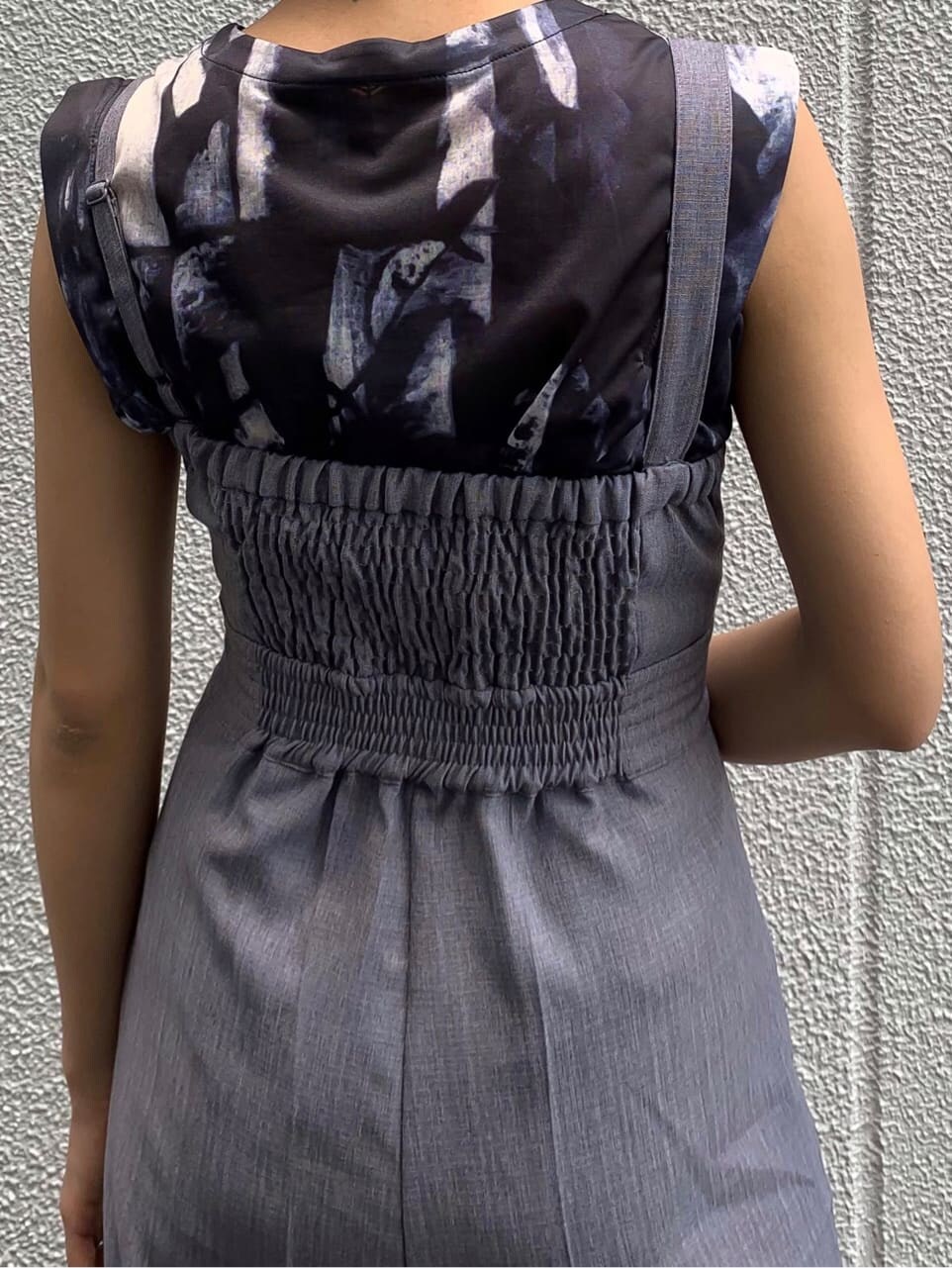 グレー系のつなぎ/オールインワン、ブラック系のサンダル、その他のTシャツ/カットソーを着用したレディースの夏コーディネートの3枚目の写真