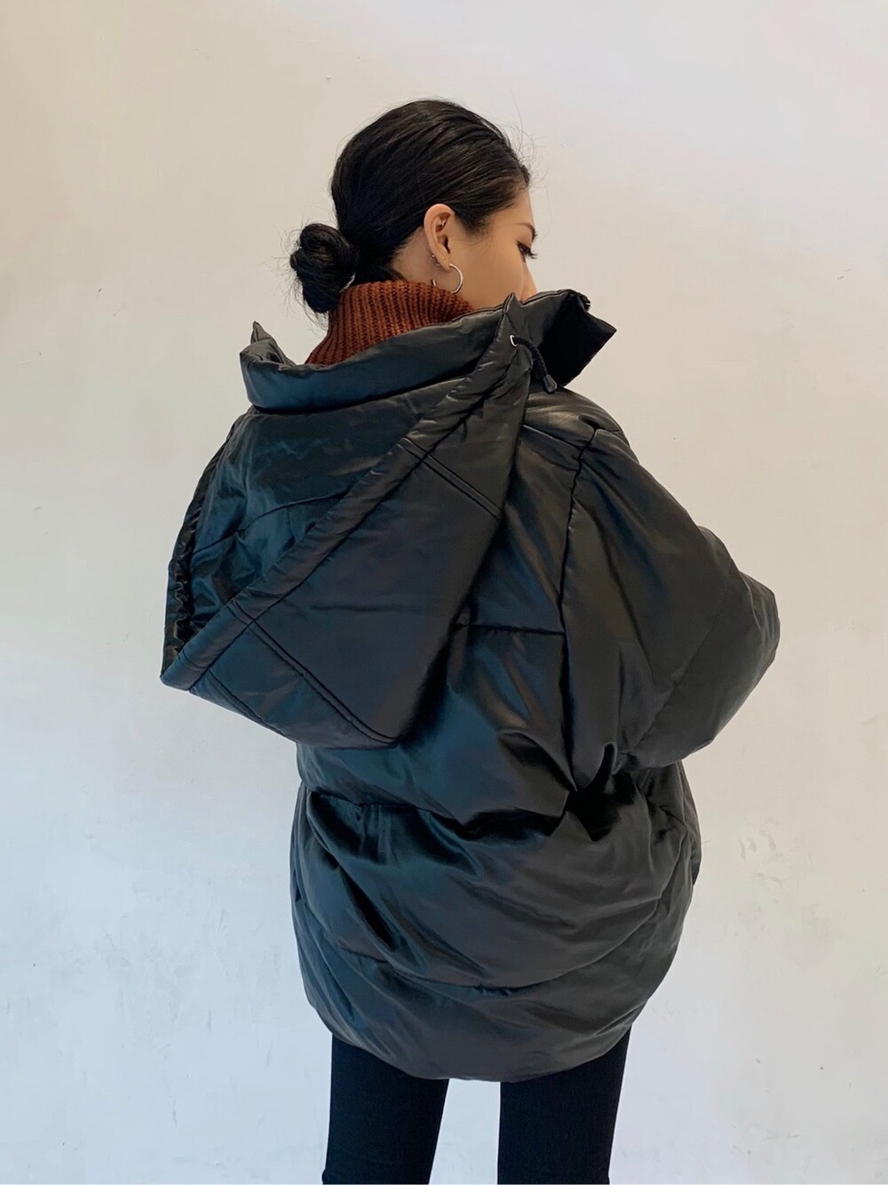 ブラウン系のニット/セーターを着用したレディースの秋コーディネートの5枚目の写真