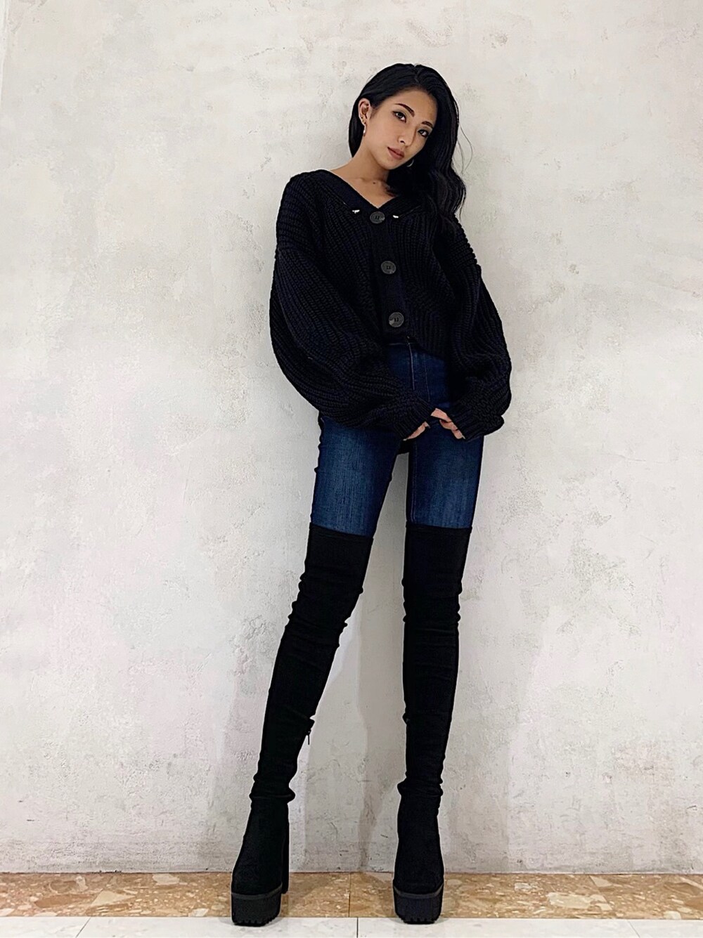 ブルー系のデニムパンツを着用したレディースの秋コーディネートの2枚目の写真