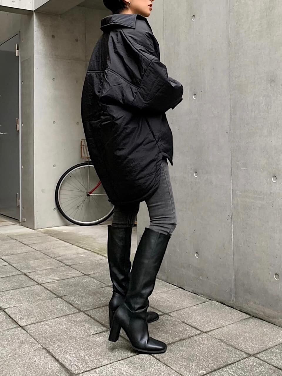 ブラック系のブルゾン、ブラック系のブーツを着用したレディースの秋コーディネートの2枚目の写真