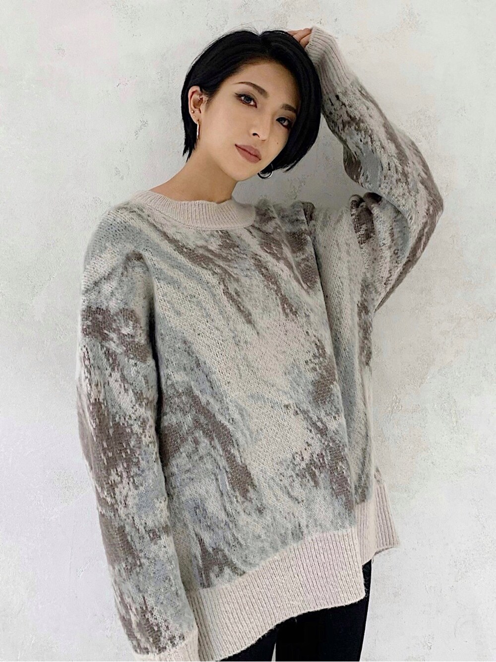 グレー系のニット/セーターを着用したレディースの冬コーディネートの2枚目の写真