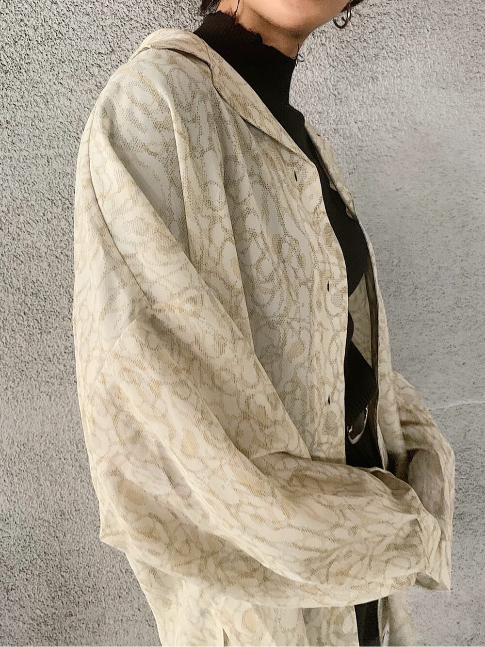 その他のシャツ/ブラウス、ブラック系のニット/セーター、ブラック系のデニムパンツを着用したレディースの夏コーディネートの2枚目の写真