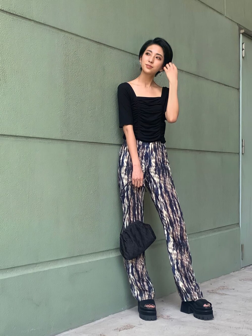 ブラック系のサンダル、その他のその他パンツ、ブラック系のTシャツ/カットソーを着用したレディースの夏コーディネートの3枚目の写真