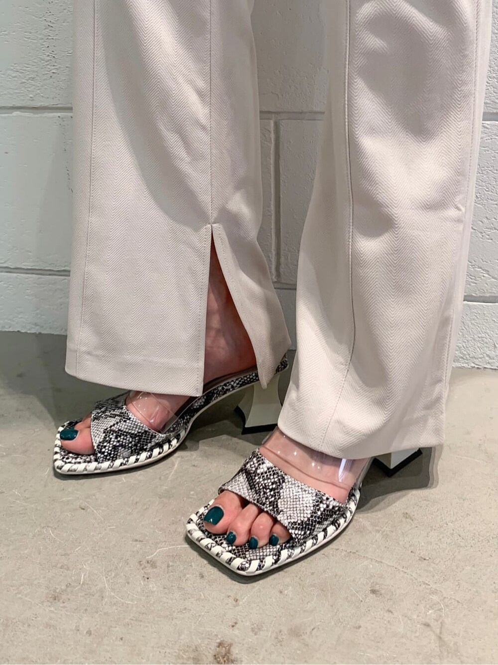 その他のその他シューズ、ブラック系のシャツ/ブラウスを着用したレディースの夏コーディネートの4枚目の写真