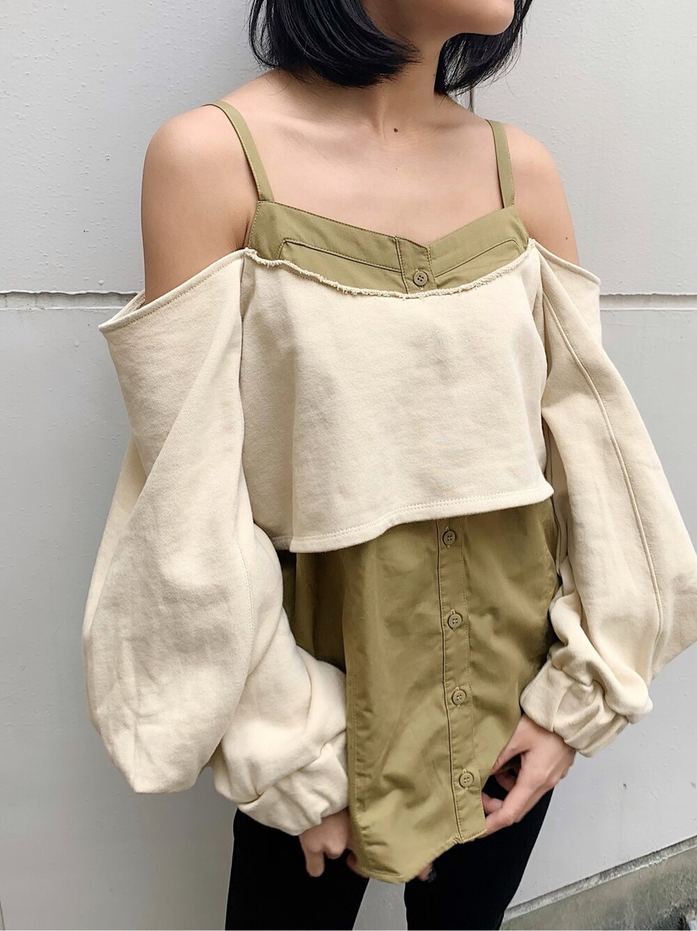 イエロー系のTシャツ/カットソーを着用したレディースの春コーディネートの2枚目の写真