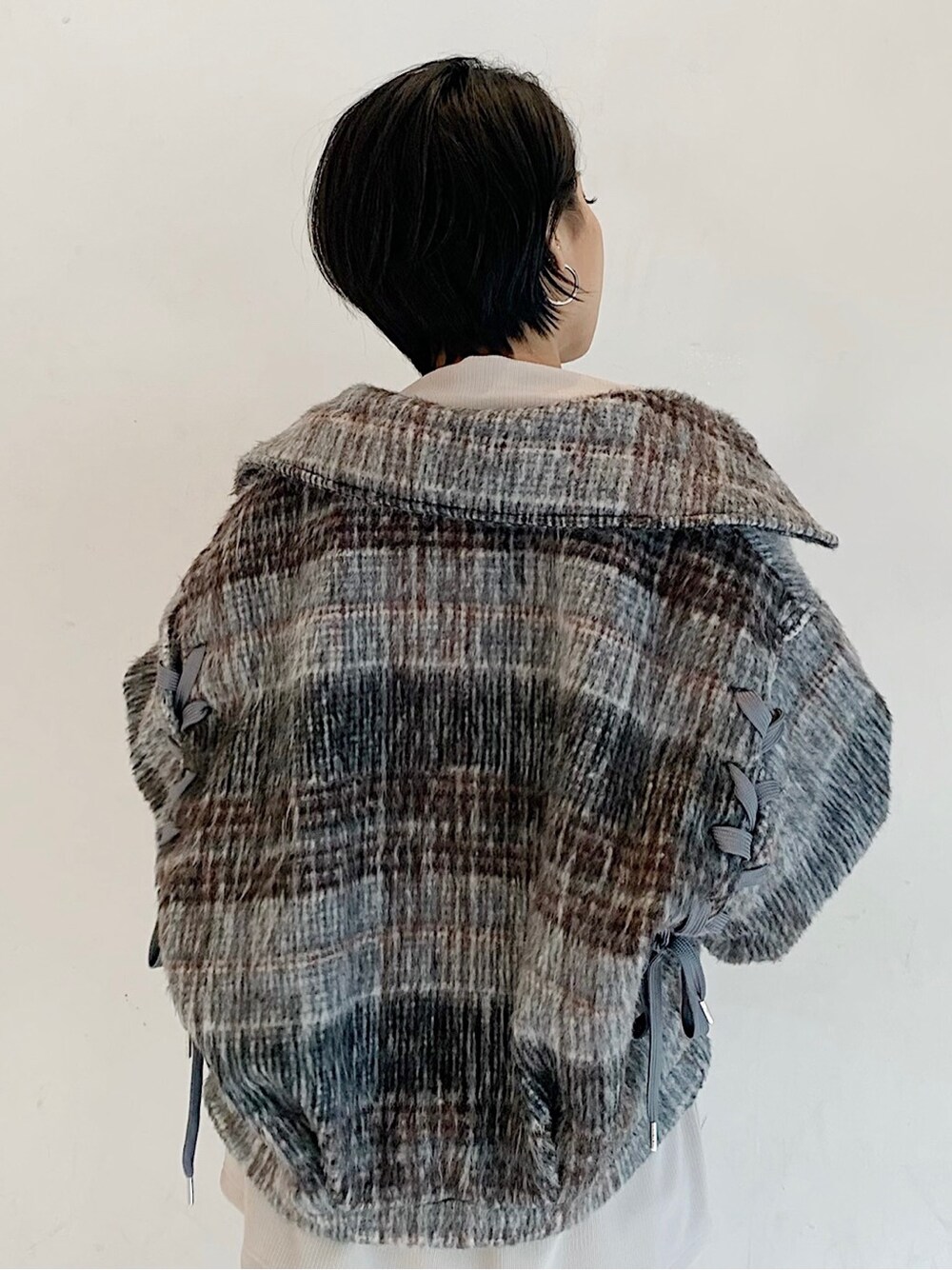 グレー系のワンピースを着用したレディースの冬コーディネートの2枚目の写真