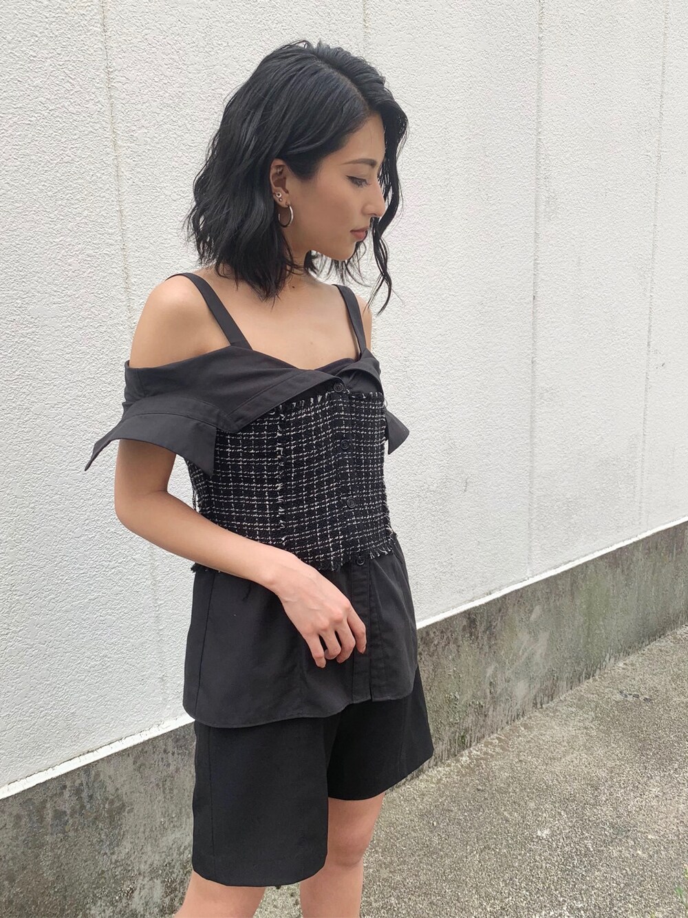 ブラック系のその他パンツ、ブラック系のシャツ/ブラウスを着用したレディースの春コーディネートの3枚目の写真