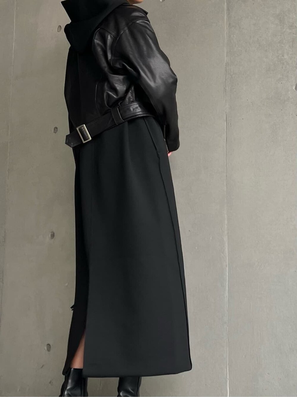 ブラック系のワンピースを着用したレディースの秋コーディネートの5枚目の写真