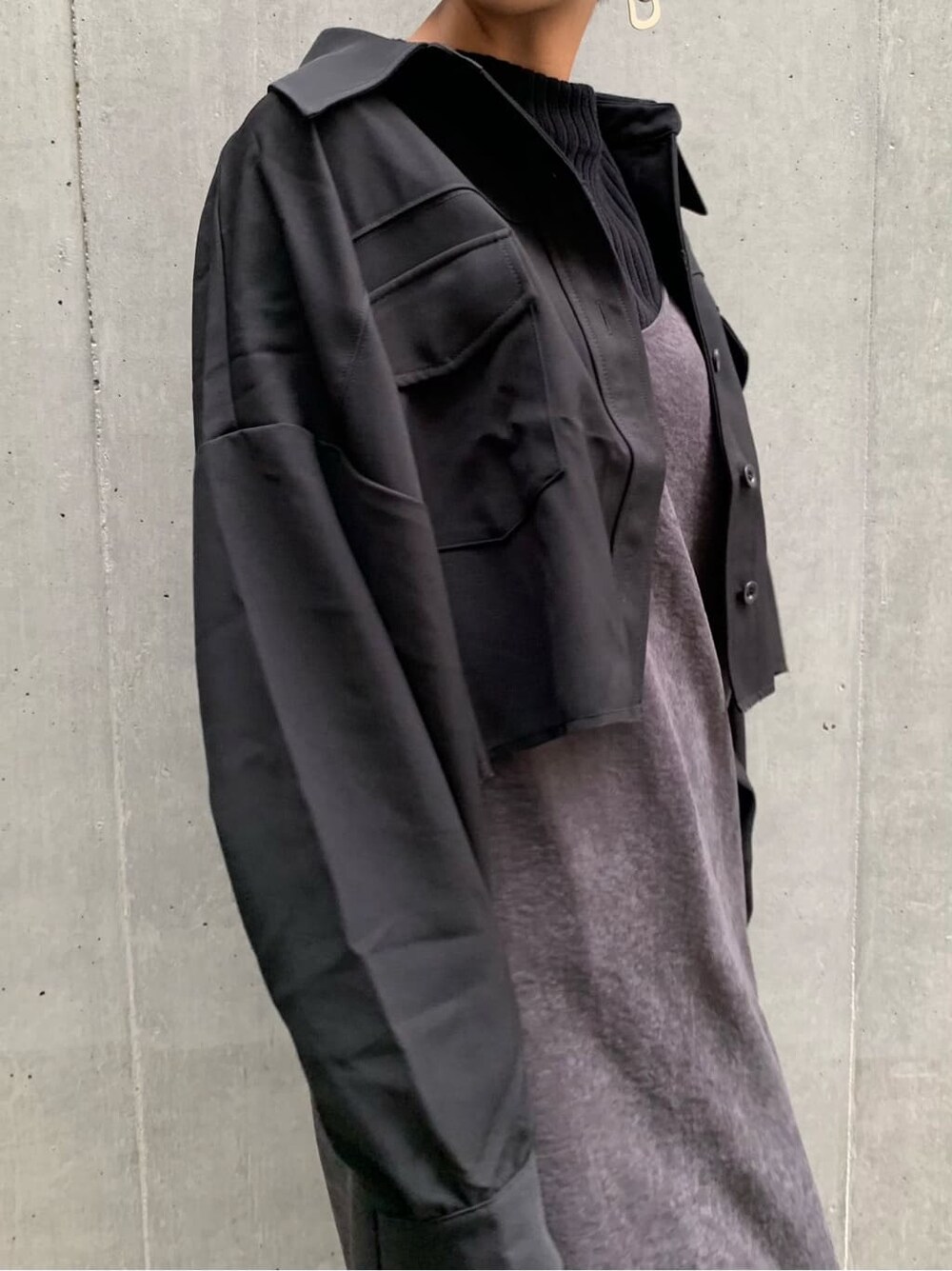 ブラック系のワンピース、ブラック系のテーラードジャケット、ブラック系のブーツを着用したレディースの秋コーディネートの2枚目の写真