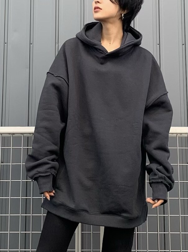 グレー系のワンピースを着用したレディースの冬コーディネートの3枚目の写真