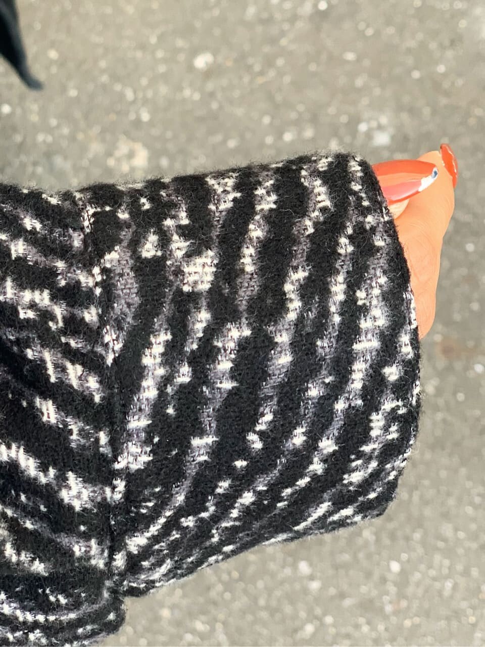 ブラック系のキャミソール、その他のブルゾン、ブラウン系のブーツを着用したレディースの秋コーディネートの3枚目の写真