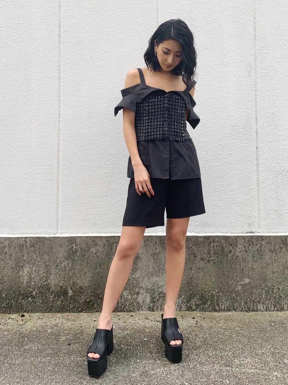 ブラック系のその他パンツ、ブラック系のシャツ/ブラウスを着用したレディースの春コーディネートの2枚目の写真