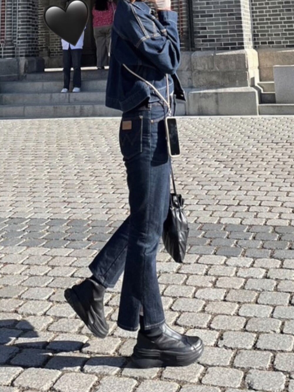 ブルー系のデニムパンツ、ブルー系のデニムジャケット、ブルー系のTシャツ/カットソーを着用したレディースの秋コーディネートの2枚目の写真