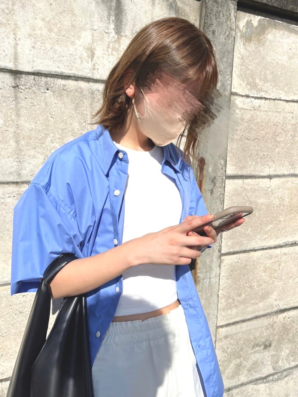 ホワイト系のスニーカー、ホワイト系のその他パンツ、ブルー系のシャツ/ブラウスを着用したレディースの夏コーディネートの2枚目の写真