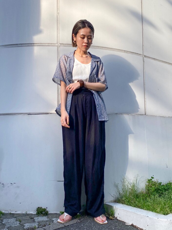 ブルー系のシャツ/ブラウス、ブラック系のその他パンツを着用したレディースの春コーディネートの2枚目の写真