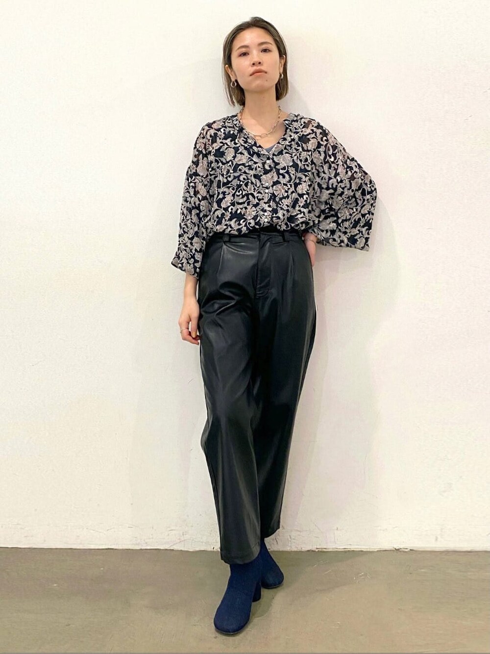 ブラック系のシャツ/ブラウス、ブラック系のその他パンツ、ブルー系のブーツを着用したレディースの夏コーディネートの2枚目の写真