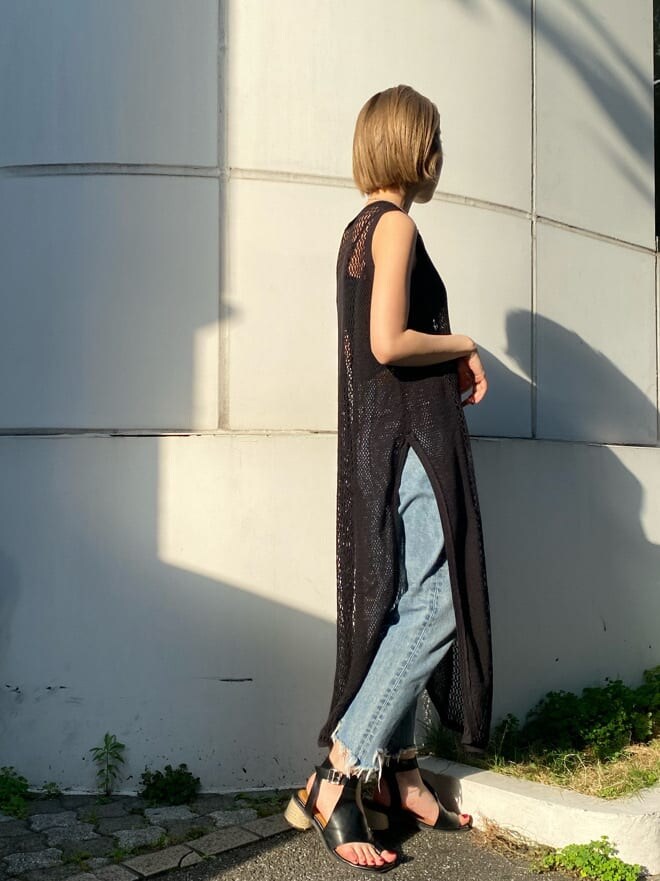 グレー系のワンピース、ブルー系のデニムパンツを着用したレディースの夏コーディネートの3枚目の写真