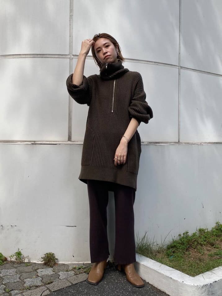 ブラウン系のニット/セーターを着用したレディースの夏コーディネートの2枚目の写真