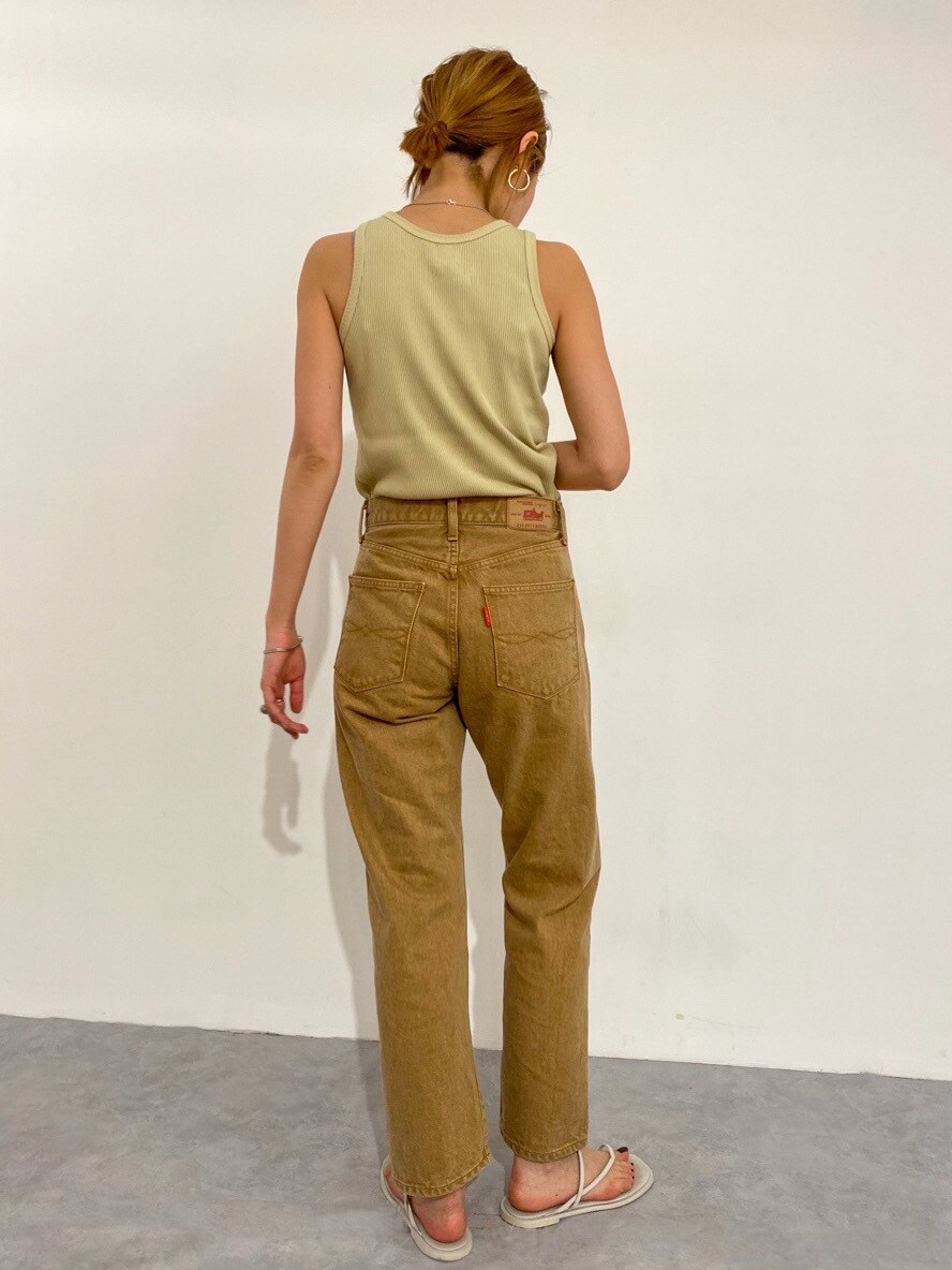 ベージュ系のデニムパンツ、グリーン系のTシャツ/カットソーを着用したレディースの春コーディネートの2枚目の写真